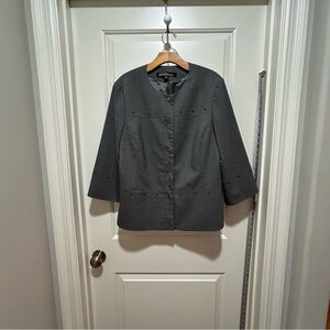 Kasper Women's size 14 Gray Blazer. Nice lining inside. Stud details and snaps